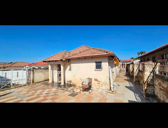 4 BEDROOM HOUSE FOR SALE IN LOTUS GARDENS